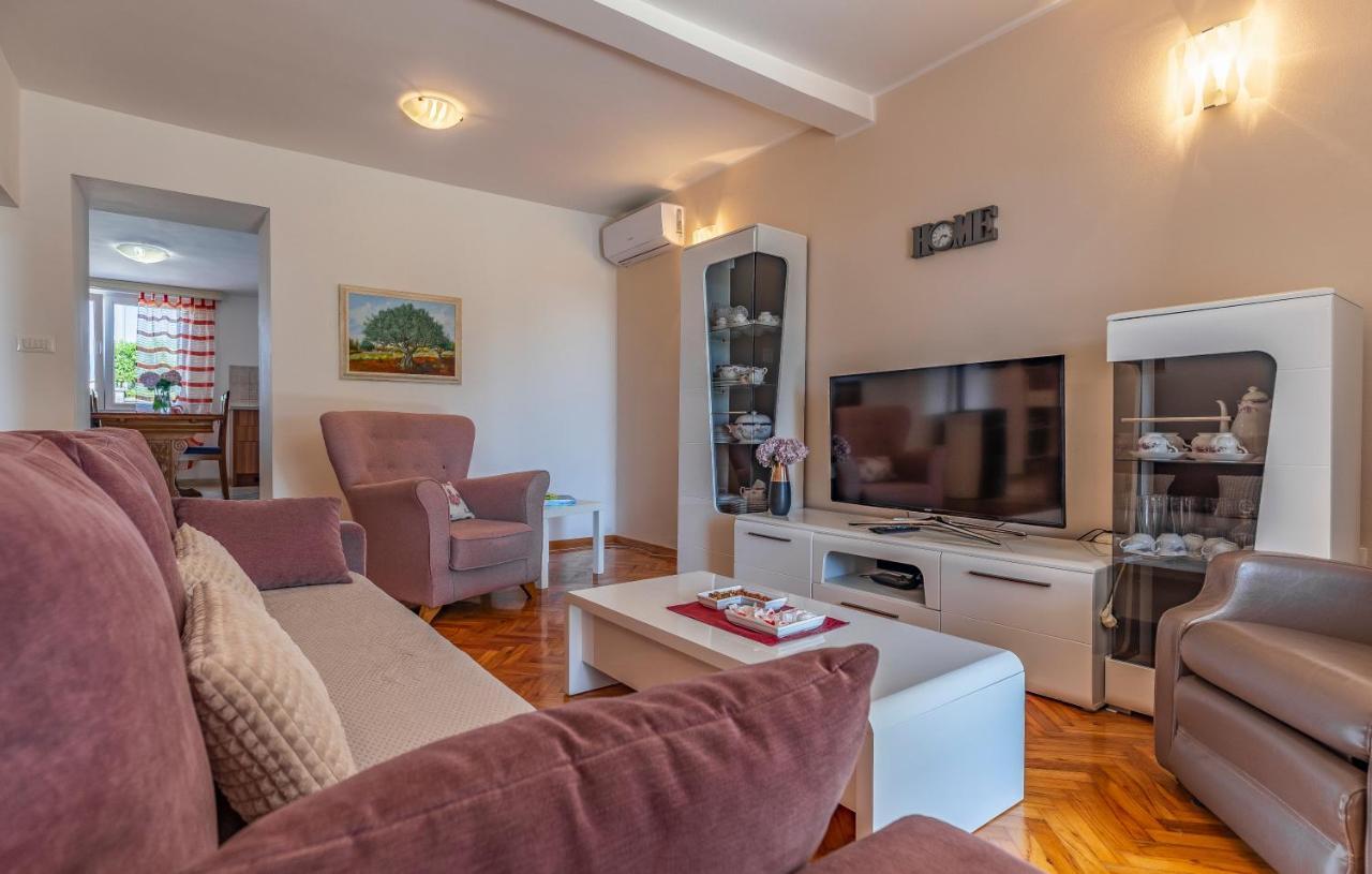 Melanie Apartment